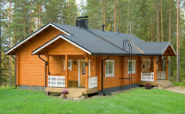дом с черной крышей в лесу