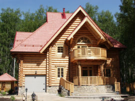 дом из дерева с красной крышей