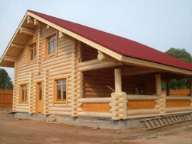 деревянный дом с крытой мансардой 