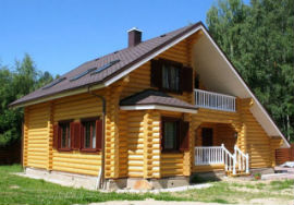 деревянный дом на поляне для жизни