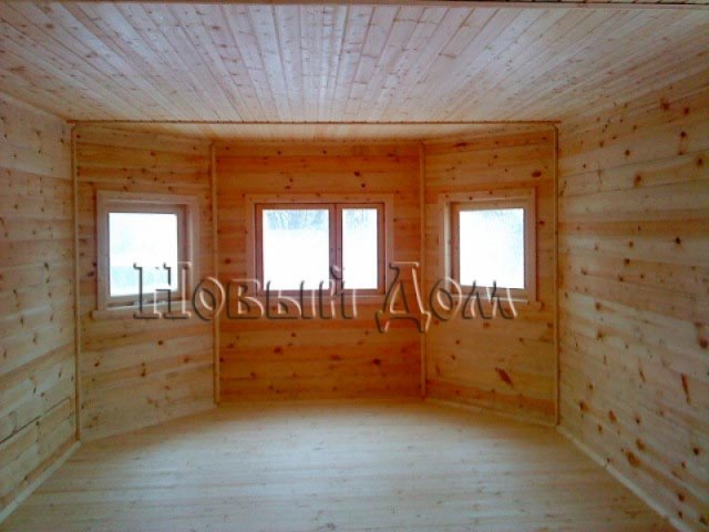 отделка большой комнаты деревянного дома